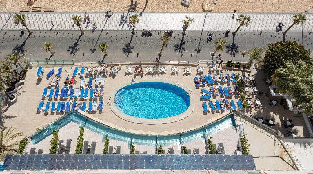 El hotel Cimbel de Benidorm, primer hotel de España con habitaciones autosuficientes gracias al autoconsumo fotovoltaico
