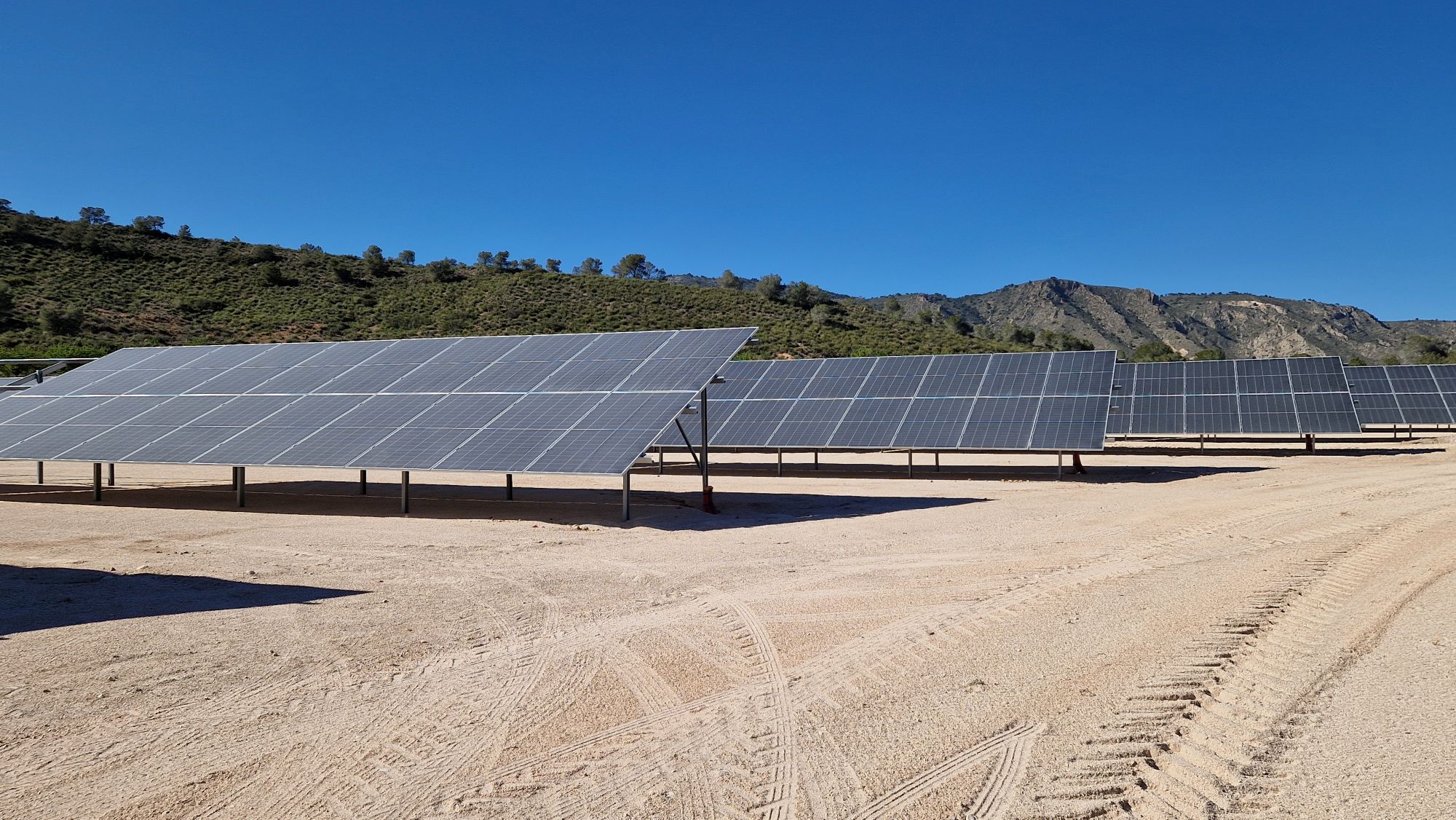 Instalación fotovoltaica en planta industrial para Áridos Abanilla S.L
