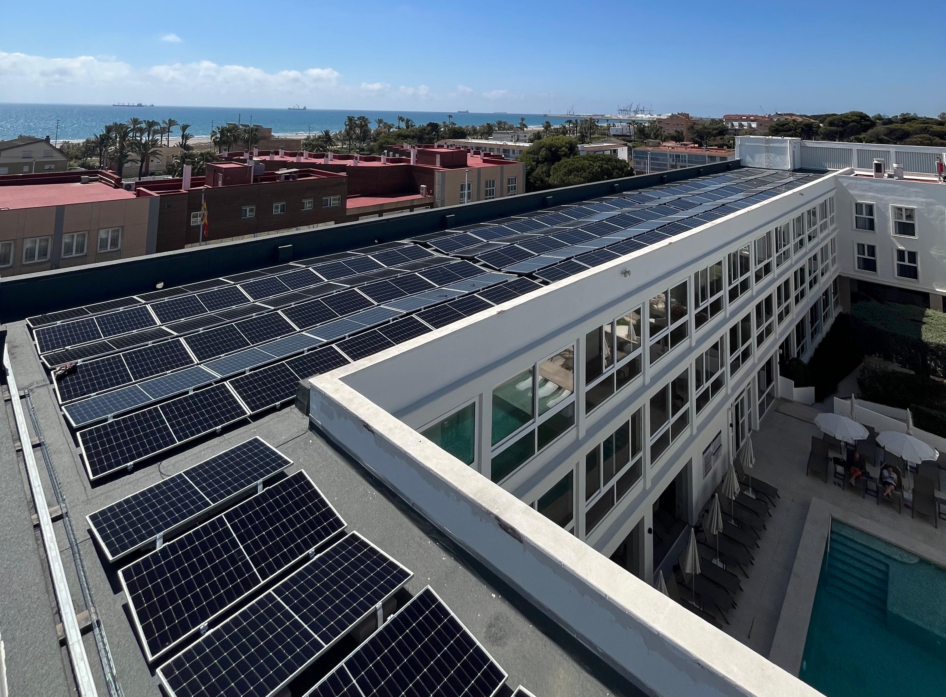 Instalación fotovoltaica con almacenamiento en el Hotel RH Silene